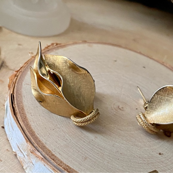 Vintage- Demi-Parure Stylized Gilt Brooch & Clip Back Earrings - Picture 11 of 13